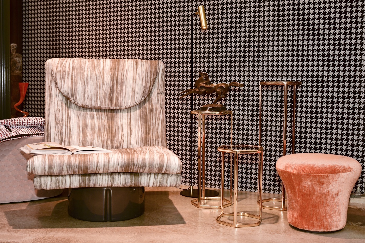 Chair met bijzettafels